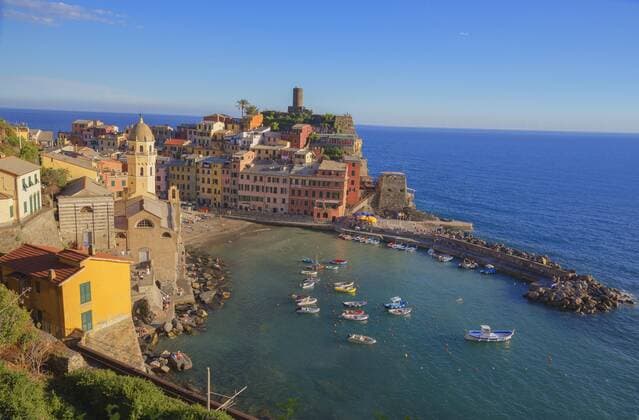 Blick nach Vernazza, Cinque Terre, Ligurien, Italien, Europa *** Glance after Vernazza Cinque Terre Liguria Italy Europe Copyright: imageBROKER MarcoxSimoni ibxsim04566515.jpg