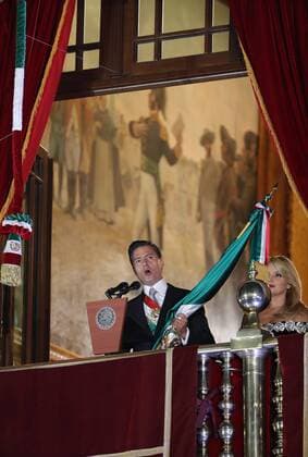 Unabhängigkeitstag in Mexiko Mexican President Enrique Pena Nieto (L) pronounce the cry of independence accompanied by the first lady Angelica Rivera (R) during the celebration of the 207th anniversary of the Cry of Independence, on 15 September 2017, in the Plaza de la Constitucion, in front of the National Palace of Mexico City, Mexico. Celebration of the Cry of Independence in Mexico !ACHTUNG: NUR REDAKTIONELLE NUTZUNG!  Copyright: xJoséxMéndezx MEX302 20170916-636411414624098540