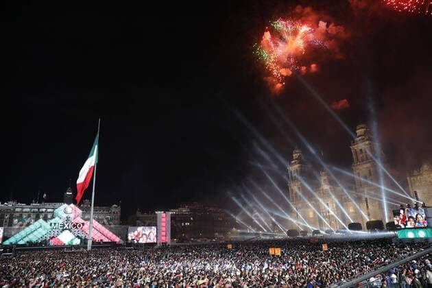 Unabhängigkeitstag in Mexiko General view of the fireworks during the celebration of the 207th anniversary of the Cry of Independence, on 15 September 2017, in the Plaza de la Constitucion, in front of the National Palace of Mexico City, Mexico. Celebration of the Cry of Independence in Mexico !ACHTUNG: NUR REDAKTIONELLE NUTZUNG!  Copyright: xJoséxMéndezx MEX302 20170916-636411414659822540