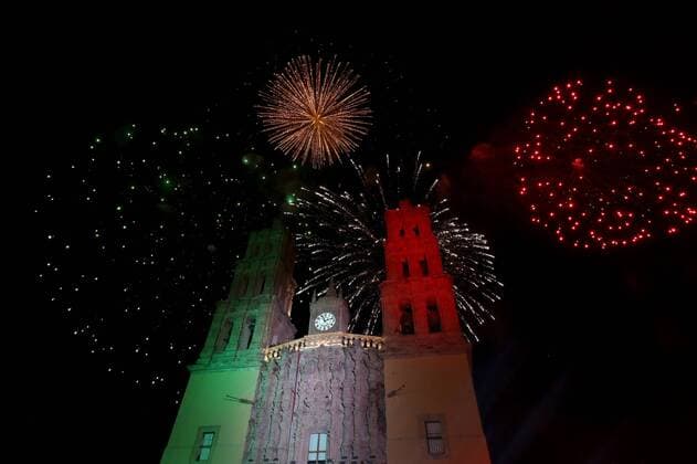 Unabhängigkeitstag in Mexiko View of fireworks over Square Dolores Hidalgo during the Cry of Independence, in the same place that the Priest Miguel Hidalgo do it in 1810, in the square of the birthplace of the Independence of Mexico, in Dolores Hidalgo, Mexico, 15 September 2017. Cry of Independence in Dolores Hidalgo !ACHTUNG: NUR REDAKTIONELLE NUTZUNG!  Copyright: xUlisesxRuizxBasurtox MEX50 20170916-636411419851357522
