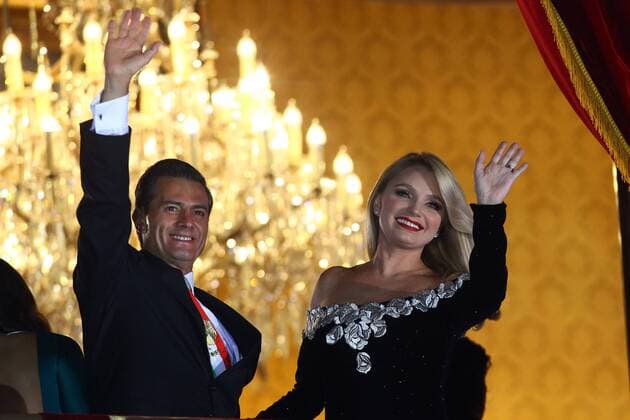 Unabhängigkeitstag in Mexiko (170916) -- MEXICO CITY, Sept. 16, 2017 -- Mexican President Enrique Pena Nieto (L) and his wife Angelica Rivera wave to people during the celebration of Mexico s Independence Day at the balcony of the National Palace in Mexico City, capital of Mexico, on Sept. 15, 2017. ) (yy) MEXICO-MEXICO CITY-PRESIDENT-INDEPENDENCE DAY-CELEBRATION str 