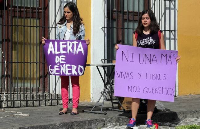 Mexiko: Trauer um vermisste Mara Fernanda Castilla September 16, 2017 - EUM20170916NAC70.JPG.PUEBLA, Pue., Protest Protesta-Mara Castilla.- Estudiantes de distintas universidades de esta entidad se reunen el sabado 16 de septiembre de 2017 frente a las oficinas de Casa Aguayo, sede del gobierno estatal, para exigir justicia tras el asesinato de la joven Mara Fernanda Castilla. Foto: Agencia EL UNIVERSAL EVZ  - ZUMAu78_ 20170916_zaf_u78_096 Copyright: xOmarcontrerasx