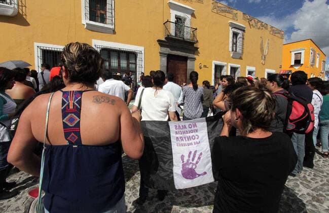 Mexiko: Trauer um vermisste Mara Fernanda Castilla September 16, 2017 - EUM20170916NAC71.JPG.PUEBLA, Pue., Protest Protesta-Mara Castilla.- Estudiantes de distintas universidades de esta entidad se reunen el sabado 16 de septiembre de 2017 frente a las oficinas de Casa Aguayo, sede del gobierno estatal, para exigir justicia tras el asesinato de la joven Mara Fernanda Castilla. Foto: Agencia EL UNIVERSAL EVZ  - ZUMAu78_ 20170916_zaf_u78_097 Copyright: xOmarcontrerasx