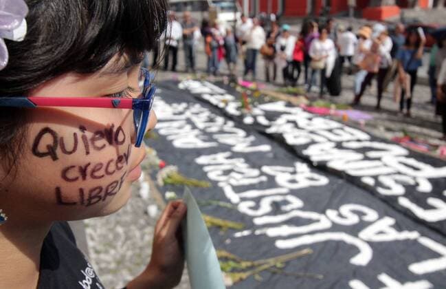 Mexiko: Trauer um vermisste Mara Fernanda Castilla September 16, 2017 - EUM20170916NAC73.JPG.PUEBLA, Pue., Protest Protesta-Mara Castilla.- Estudiantes de distintas universidades de esta entidad se reunen el sabado 16 de septiembre de 2017 frente a las oficinas de Casa Aguayo, sede del gobierno estatal, para exigir justicia tras el asesinato de la joven Mara Fernanda Castilla. Foto: Agencia EL UNIVERSAL EVZ  - ZUMAu78_ 20170916_zaf_u78_099 Copyright: xOmarcontrerasx