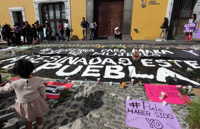 Mexiko: Trauer um vermisste Mara Fernanda Castilla September 16, 2017 - EUM20170916NAC74.JPG.PUEBLA, Pue., Protest Protesta-Mara Castilla.- Estudiantes de distintas universidades de esta entidad se reunen el sabado 16 de septiembre de 2017 frente a las oficinas de Casa Aguayo, sede del gobierno estatal, para exigir justicia tras el asesinato de la joven Mara Fernanda Castilla. Foto: Agencia EL UNIVERSAL EVZ  - ZUMAu78_ 20170916_zaf_u78_100 Copyright: xOmarcontrerasx