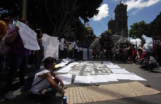 Mexiko: Trauer um vermisste Mara Fernanda Castilla September 17, 2017 - EUM20170917NAC04.JPG.PUEBLA, Pue., Protests Protesta-Feminicidio.- Diversas organizaciones y colectivos se manifestaron en el Zocalo de Puebla este 17 de septiembre de 2017 para solicitar que se ejerza la alerta de genero en el estado, tras el asesinato de la joven Mara Fernanda Castilla, quien estudiaba en la Universidad Popular Autonoma del Estado de Puebla (UPAEP). Foto: Agencia EL UNIVERSAL AFBV  - ZUMAu78_ 20170917_zaf_u78_027 Copyright: xOmarcontrerasx
