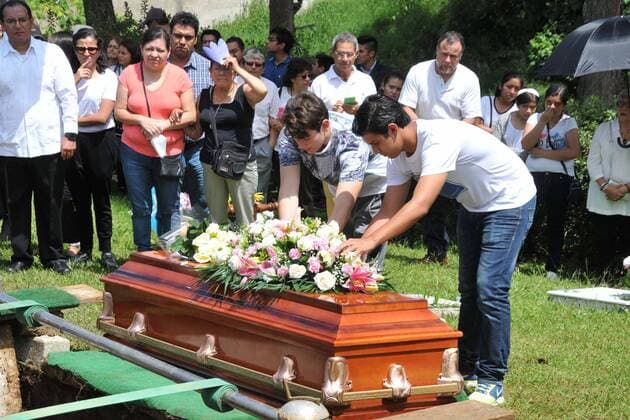Mexiko: Trauer um vermisste Mara Fernanda Castilla September 17, 2017 - EUM20170917NAC05.JPG.XALAPA, Ver., Violence Violencia-Genero.- Familiares y amigos de la joven Mara Fernanda Castilla Mirada le dan el ultimo adios en el panteon Bosques del Recuerdo, Xalapa, Veracruz, donde fue sepultada la tarde de este 17 de septiembre. Mara Castilla habria sido violada y asesinada por un conductor de la empresa de transporte Cabify, luego de que abordara una unidad con la intencion de dirigirse a su hogar el pasado 8 de septiembre en Puebla. Foto: Agencia EL UNIVERSAL AFBV  - ZUMAu78_ 20170917_zaf_u78_030 Copyright: xMiguelxAngelxCarmonax