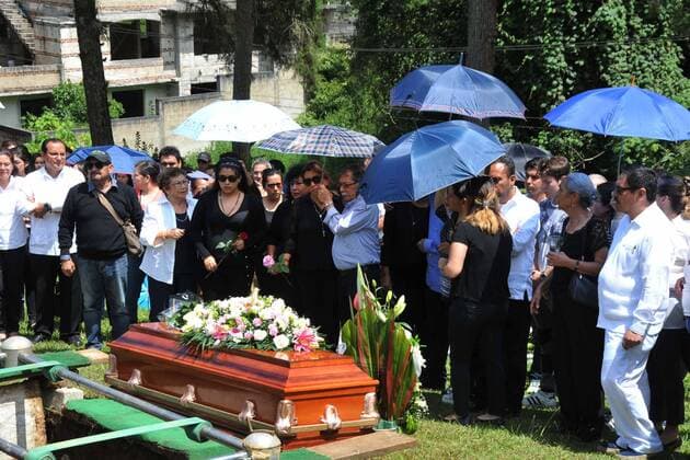 Bilder des Tages Mexiko: Trauer um vermisste Mara Fernanda Castilla September 17, 2017 - EUM20170917NAC06.JPG.XALAPA, Ver., Violence Violencia-Genero.- Familiares y amigos de la joven Mara Fernanda Castilla Mirada le dan el ultimo adios en el panteon Bosques del Recuerdo, Xalapa, Veracruz, donde fue sepultada la tarde de este 17 de septiembre. Mara Castilla habria sido violada y asesinada por un conductor de la empresa de transporte Cabify, luego de que abordara una unidad con la intencion de dirigirse a su hogar el pasado 8 de septiembre en Puebla. Foto: Agencia EL UNIVERSAL AFBV  - ZUMAu78_ 20170917_zaf_u78_031 Copyright: xMiguelxAngelxCarmonax