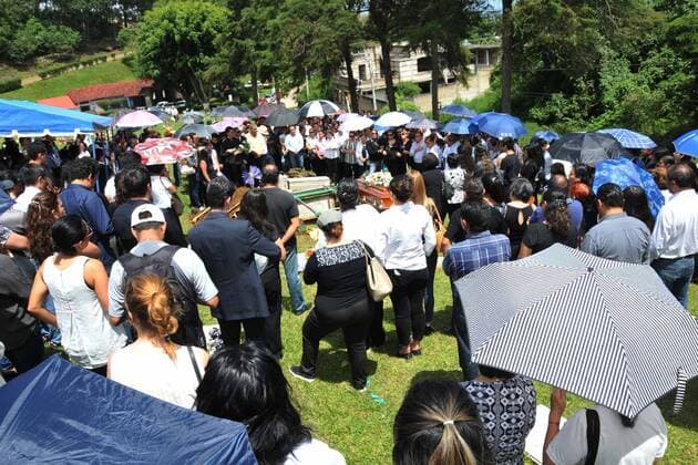 Mexiko: Trauer um vermisste Mara Fernanda Castilla September 17, 2017 - EUM20170917NAC07.JPG.XALAPA, Ver., Violence Violencia-Genero.- Familiares y amigos de la joven Mara Fernanda Castilla Mirada le dan el ultimo adios en el panteon Bosques del Recuerdo, Xalapa, Veracruz, donde fue sepultada la tarde de este 17 de septiembre. Mara Castilla habria sido violada y asesinada por un conductor de la empresa de transporte Cabify, luego de que abordara una unidad con la intencion de dirigirse a su hogar el pasado 8 de septiembre en Puebla. Foto: Agencia EL UNIVERSAL AFBV  - ZUMAu78_ 20170917_zaf_u78_032 Copyright: xMiguelxAngelxCarmonax