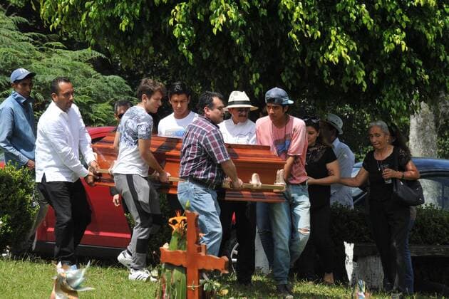 Mexiko: Trauer um vermisste Mara Fernanda Castilla September 17, 2017 - EUM20170917NAC08.JPG.XALAPA, Ver., Violence Violencia-Genero.- Familiares y amigos de la joven Mara Fernanda Castilla Mirada le dan el ultimo adios en el panteon Bosques del Recuerdo, Xalapa, Veracruz, donde fue sepultada la tarde de este 17 de septiembre. Mara Castilla habria sido violada y asesinada por un conductor de la empresa de transporte Cabify, luego de que abordara una unidad con la intencion de dirigirse a su hogar el pasado 8 de septiembre en Puebla. Foto: Agencia EL UNIVERSAL AFBV  - ZUMAu78_ 20170917_zaf_u78_033 Copyright: xMiguelxAngelxCarmonax