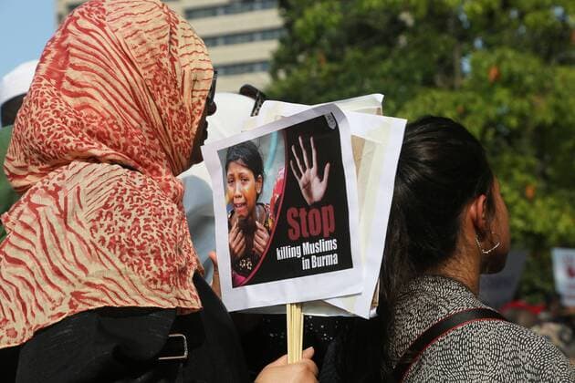 September 16, 2017 - Toronto, ONTARIO, Canada - Muslim woman holds a sign saying Stop killing Muslims in Burma as hundreds of demonstrators marched to protest against the violence against Rohingyas in Myanmar, in Toronto, Canada on September 16, 2017. Protestors called for Canada to pressure the United Nations to urge the government of Myanmar to stop the violence against Rohingya Muslims and allow Canada to investigate into the claims of genocide. Nearly 400,000 Rohingya refugees have fled into Bangladesh since late August during the outbreak of violence in the Rakhine state in Myanmar. The United Nations has called the longstanding crisis in Buddhist-majority Myanmar a textbook example of ethnic cleansing. Toronto Canada  - ZUMAn230 20170916_zaa_n230_941 Copyright: xCreativexTouchxImagingxLtdx