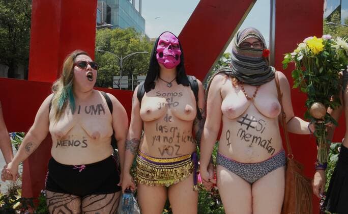 Themen der Woche Bilder des Tages three half-naked women take part during a march through Mexico City, Mexico, 17 September 2017, against the femicides after the commotion that has caused the murder of the young Mara Fernanda Castilla, allegedly raped and strangled by the driver of a Cabify shortly after boarding the vehicle. EFE Mario Guzman Mexicans march against femicide after death of young man who went to Cabify !ACHTUNG: NUR REDAKTIONELLE NUTZUNG!  Copyright: xMarioxGuzmánx MEX21 20170918-636412901665087705