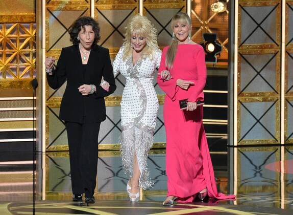 Bilder des Tages (L-R) Actors Lily Tomlin, Dolly Parton and Jane Fonda onstage during the 69th annual Primetime Emmy Awards at Microsoft Theater in Los Angeles on September 17, 2017.  LAP201709170146 JIMxRUYMEN