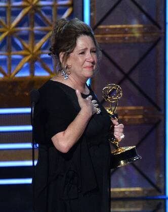 Bilder des Tages Actor Ann Dowd accepts the award for Outstanding Supporting Actress in a Drama Series for The Handmaid s Tale onstage during the 69th annual Primetime Emmy Awards at Microsoft Theater in Los Angeles on September 17, 2017.  LAP201709170205 JIMxRUYMEN