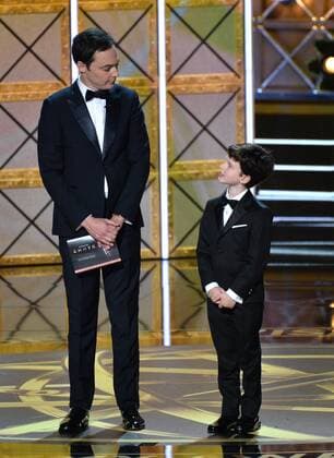 Bilder des Tages Actors Jim Parsons (L) and Iain Armitage onstage during the 69th annual Primetime Emmy Awards at Microsoft Theater in Los Angeles on September 17, 2017.  LAP201709170184 JIMxRUYMEN
