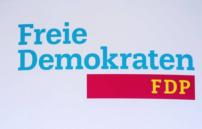 18 09 2017 xfux politics Christian Lindner FDP Election campaign in Frankfurt emonline Empoli V l emblem FDP free Democrats symbol Feature Party logo Liberal Free Democratic Party politics Christian Lindner FDP Election campaign in Frankfurt