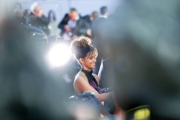 . 18 09 2017. London, United Kingdom. Kingsman: The Golden Circle world premiere. Halle Berry arriving at the Kingsman: The Golden Circle world premiere in London.  xDinendraxHariax xi-Imagesx IIM-15901-0082