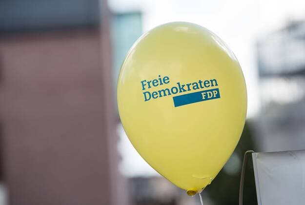 18 09 2017 xfux politics Christian Lindner FDP Election campaign in Frankfurt emonline Empoli V l emblem FDP free Democrats symbol on Balloons Balloons Feature Party logo Liberal Free Democratic Party politics Christian Lindner FDP Election campaign in Frankfurt