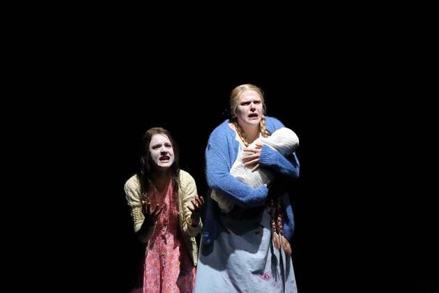 Carina Zichner as Maro and Stefanie as V l during the Photo sample to the Caucasian Chalk Circle in Berlin Ensemble Premiere is at 23 September 2017 Piece from Bertolt Brecht Director Michael Thalheimer Costumes Nehle Balkhausen Berlin Ensemble the Caucasian Chalk Circle