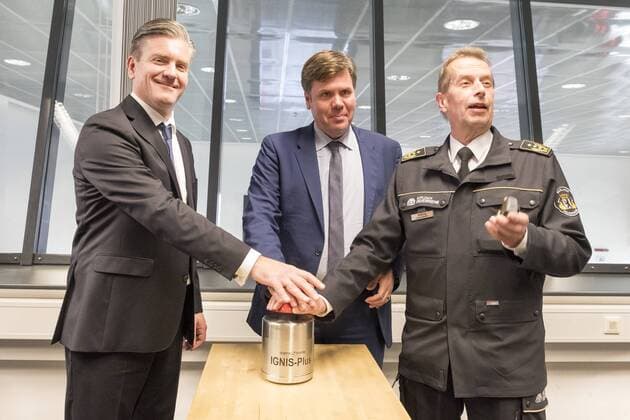 Einführung des neuen Leitstellensystems INGNIS+ in Anwesenheit von Staatssekretär Torsten Akmann (SPD) und Landesbranddirektor Wilfried Gräfling in der Leitstelle der Berliner Feuerwehr Einführung des Leitstellensystem IGNIS+ bei Berliner Feuerwehr *** Introduction the New in Presence from Secretary of State Torsten SPD and National fire director Wilfried Gräfling in the Center the Berlin Fire brigade Introduction the Ignis at Berlin Fire brigade