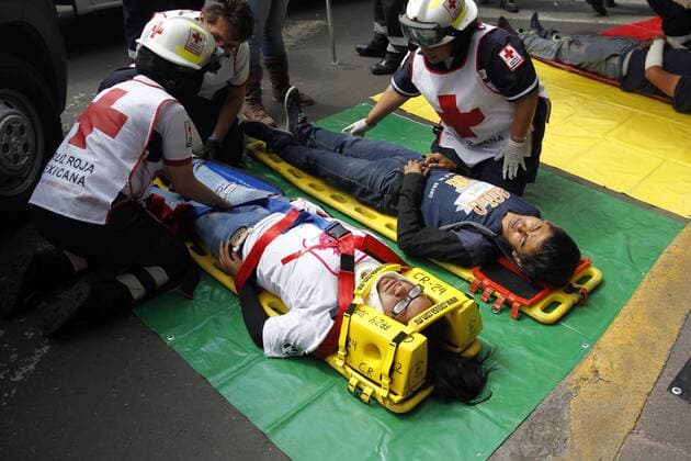 Bilder des Tages Emergency services participate in a drill of a strong magnitude earthquake during the 32 anniversary of the 1985 earthquake that killed 12600 people, in Mexico City, Mexico, 19 September 2017. The alarms were activated at 11 am in the 8200 speakers installed in the city. Mexico commemorates 32 years of the earthquake that devastated Mexico City in 1985 !ACHTUNG: NUR REDAKTIONELLE NUTZUNG!  Copyright: xSASHENKAxGUTIERREZx MEX20 20170919-636414488805606021