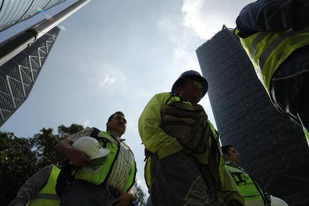 Thousands of people participate in a drill of a strong magnitude earthquake during the 32 anniversary of the 1985 earthquake that killed 12600 people, in Mexico City, Mexico, 19 September 2017. The alarms were activated at 11 am in the 8200 speakers installed in the city. Mexico commemorates 32 years of the earthquake that devastated Mexico City in 1985 !ACHTUNG: NUR REDAKTIONELLE NUTZUNG!  Copyright: xJosexMendezx MEX20 20170919-636414489450822021