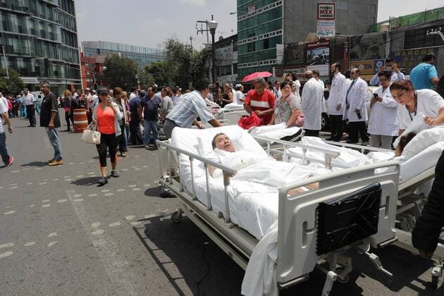 Schweres Erdbeben erschüttert Mexiko Patients are evacuated following a magnitude 7.1 earthquake on the Richter scale that shook the Mexican capital today and caused panic scenes just as 32 years of power earthquake that caused thousands of deaths in Mexico City, Mexico, 19 September 2017. A strong earthquake shakes Mexico s capital and causes scenes of panic !ACHTUNG: NUR REDAKTIONELLE NUTZUNG!  Copyright: xJoséxMéndezx MEX40 20170919-636414525913505910