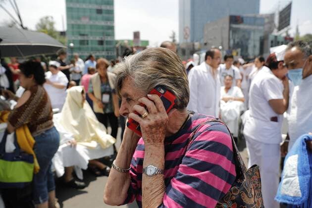 Schweres Erdbeben erschüttert Mexiko People leave the buildings following a magnitude 7.1 earthquake on the Richter scale that shook the Mexican capital today and caused panic scenes just as 32 years of power earthquake that caused thousands of deaths in Mexico City, Mexico, 19 September 2017. A strong earthquake shakes Mexico s capital and causes scenes of panic !ACHTUNG: NUR REDAKTIONELLE NUTZUNG!  Copyright: xJoséxMéndezx MEX40 20170919-636414527246993910