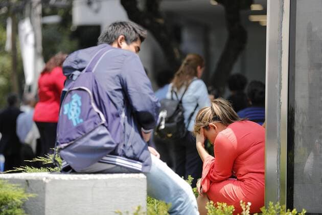 People leave the buildings following a magnitude 7.1 earthquake on the Richter scale that shook the Mexican capital today and caused panic scenes just as 32 years of power earthquake that caused thousands of deaths in Mexico City, Mexico, 19 September 2017. A strong earthquake shakes Mexico s capital and causes scenes of panic !ACHTUNG: NUR REDAKTIONELLE NUTZUNG!  Copyright: xJoséxMéndezx MEX40 20170919-636414527863349910