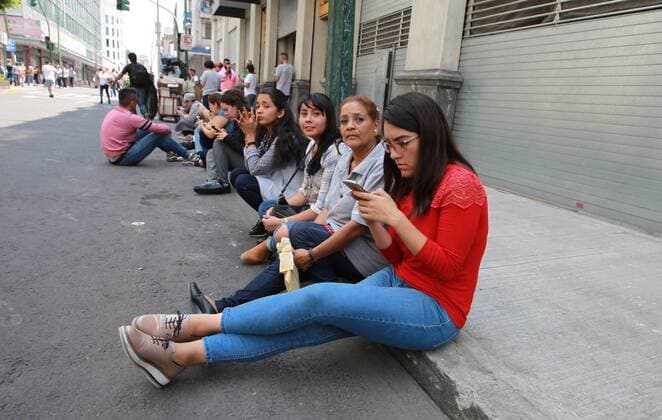 Bilder des Tages Schweres Erdbeben erschüttert Mexiko People leave the buildings following a magnitude 7.1 earthquake on the Richter scale that shook the Mexican capital today and caused panic scenes just as 32 years of power earthquake that caused thousands of deaths in Mexico City, Mexico, 19 September 2017. A strong earthquake shakes Mexico s capital and causes scenes of panic !ACHTUNG: NUR REDAKTIONELLE NUTZUNG!  Copyright: xMarioxGuzmánx MEX40 20170919-636414536660597910