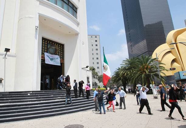 People leave the buildings following a magnitude 7.1 earthquake on the Richter scale that shook the Mexican capital today and caused panic scenes just as 32 years of power earthquake that caused thousands of deaths in Mexico City, Mexico, 19 September 2017. A strong earthquake shakes Mexico s capital and causes scenes of panic !ACHTUNG: NUR REDAKTIONELLE NUTZUNG!  Copyright: xMarioxGuzmánx MEX40 20170919-636414541822169910
