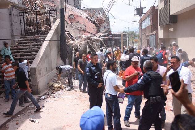 Bilder des Tages Schweres Erdbeben erschüttert Mexiko View of a damaged building in Cuernavaca, Morelos state, in Mexico, following a magnitude 7.1 earthquake on the Richter scale that shook the Mexican capital today and caused panic scenes just as 32 years of power earthquake that caused thousands of deaths in Mexico City, Mexico, 19 September 2017. A strong earthquake shakes Mexico !ACHTUNG: NUR REDAKTIONELLE NUTZUNG!  Copyright: xTonyxRiverax MEX40 20170919-636414548611869810