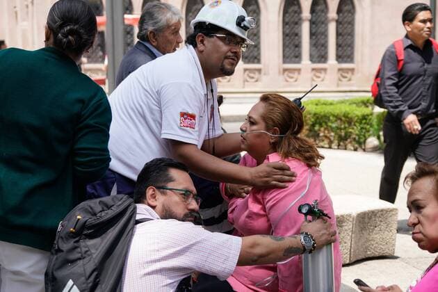 Schweres Erdbeben erschüttert Mexiko (170919) -- MEXICO CITY, Sep. 19, 2017 -- A woman receives medical treatment after an earthquake in Mexico City, capital of Mexico, on Sept. 19, 2017. A 7.1-magnitude earthquake hit the central state of Morelos in Mexico on Tuesday, according to the National Seismological Service (SSN). ) (ce) MEXICO-MEXICO CITY-EARTHQUAKE FranciscoxCanedo 