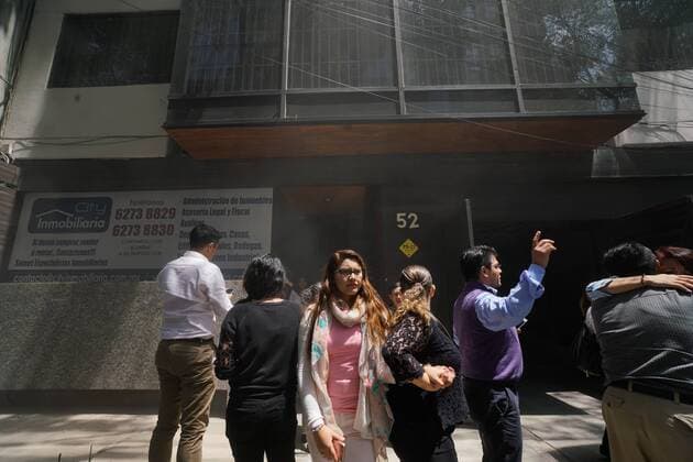 Schweres Erdbeben erschüttert Mexiko (170919) -- MEXICO CITY, Sep. 19, 2017 -- People gather on a street after an earthquake in Mexico City, capital of Mexico, on Sept. 19, 2017. A 7.1-magnitude earthquake hit the central state of Morelos in Mexico on Tuesday, according to the National Seismological Service (SSN). ) (ce) MEXICO-MEXICO CITY-EARTHQUAKE FranciscoxCanedo 