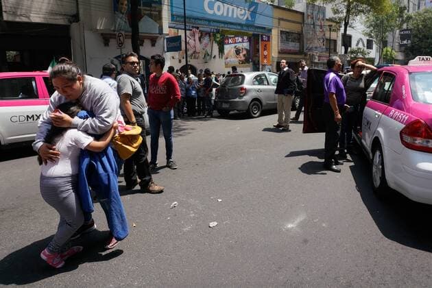 (170919) -- MEXICO CITY, Sept. 19, 2017 -- People gather on a street after an earthquake in Mexico City, capital of Mexico, on Sept. 19, 2017. A 7.1-magnitude earthquake hit the central state of Morelos in Mexico on Tuesday, according to the National Seismological Service (SSN). ) (ce) MEXICO-MEXICO CITY-EARTHQUAKE FranciscoxCanedo 