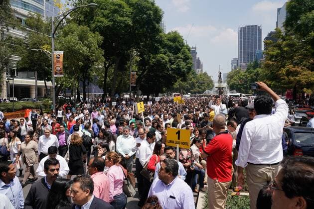 Schweres Erdbeben erschüttert Mexiko (170919) -- MEXICO CITY, Sept. 19, 2017 -- People gather on a street after an earthquake in Mexico City, capital of Mexico, on Sept. 19, 2017. A 7.1-magnitude earthquake hit the central state of Morelos in Mexico on Tuesday, according to the National Seismological Service (SSN). ) (ce) MEXICO-MEXICO CITY-EARTHQUAKE FranciscoxCanedo 