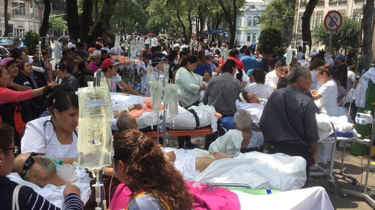 Patients are evacuated following a magnitude 7.1 earthquake on the Richter scale that shook the Mexican capital today and caused panic scenes just as 32 years of power earthquake that caused thousands of deaths in Mexico City, Mexico, 19 September 2017. A strong earthquake shakes Mexico s capital and causes scenes of panic !ACHTUNG: NUR REDAKTIONELLE NUTZUNG!  Copyright: xAlexxCruzx MEX40 20170919-636414556460564524