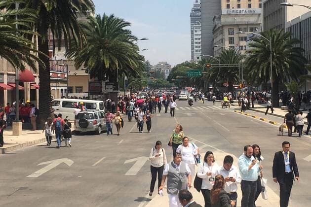 Schweres Erdbeben erschüttert Mexiko September 19, 2017 - EUM20170919NAC10.JPG.CIUDAD DE MEXICO EarthquakeSismo-CDMX.- Cientos de capitalinos se congregan en las calles del centro de esta capital tras abandonar edificios por el sismo de este martes, 19 de septiembre de 2017, en la Ciudad de Mexico. Foto: Agencia ELUNIVERSALEnrique VegaEVZ  - ZUMAu78_ 20170919_zaf_u78_017 Copyright: xElxUniversalx