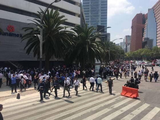 Schweres Erdbeben erschüttert Mexiko September 19, 2017 - EUM20170919NAC11.JPG.CIUDAD DE MEXICO EarthquakeSismo-CDMX.- Cientos de capitalinos se congregan en las calles del centro de esta capital tras abandonar edificios por el sismo de este martes, 19 de septiembre de 2017, en la Ciudad de Mexico. Foto: Agencia ELUNIVERSALEnrique VegaEVZ  - ZUMAu78_ 20170919_zaf_u78_020 Copyright: xElxUniversalx