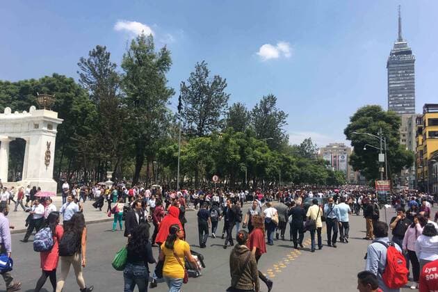Schweres Erdbeben erschüttert Mexiko September 19, 2017 - EUM20170919NAC13.JPG.CIUDAD DE MEXICO EarthquakeSismo-CDMX.- Cientos de capitalinos se congregan en las calles del centro de esta capital tras abandonar edificios por el sismo de este martes, 19 de septiembre de 2017, en la Ciudad de Mexico. Foto: Agencia ELUNIVERSALEnrique VegaEVZ  - ZUMAu78_ 20170919_zaf_u78_022 Copyright: xElxUniversalx
