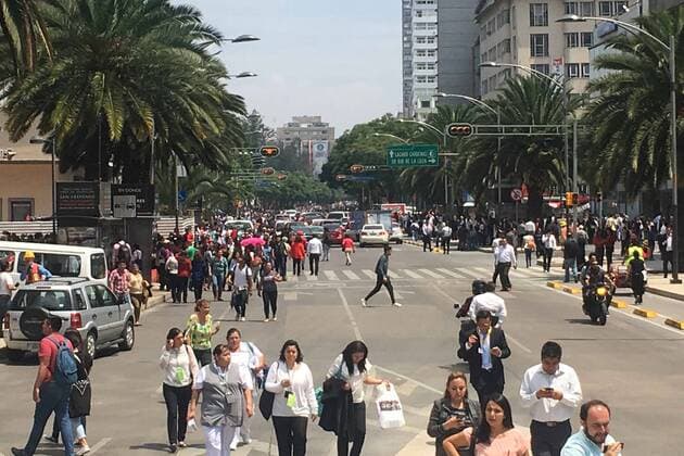 Schweres Erdbeben erschüttert Mexiko September 19, 2017 - EUM20170919NAC14.JPG.CIUDAD DE MEXICO EarthquakeSismo-CDMX.- Cientos de capitalinos se congregan en las calles del centro de esta capital tras abandonar edificios por el sismo de este martes, 19 de septiembre de 2017, en la Ciudad de Mexico. Foto: Agencia ELUNIVERSALEnrique VegaEVZ  - ZUMAu78_ 20170919_zaf_u78_023 Copyright: xElxUniversalx