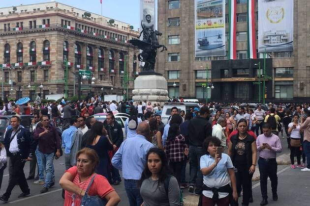 Schweres Erdbeben erschüttert Mexiko September 19, 2017 - EUM20170919NAC15.JPG.CIUDAD DE MEXICO EarthquakeSismo-CDMX.- Cientos de capitalinos se congregan en las calles del centro de esta capital tras abandonar edificios por el sismo de este martes, 19 de septiembre de 2017, en la Ciudad de Mexico. Foto: Agencia ELUNIVERSALEnrique VegaEVZ  - ZUMAu78_ 20170919_zaf_u78_024 Copyright: xElxUniversalx