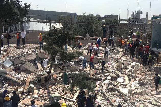 Schweres Erdbeben erschüttert Mexiko September 19, 2017 - EUM20170919NAC17.JPG.CIUDAD DE MEXICO EarthquakeSismo-CDMX.- Decenas de personas de la comunidad civil ayudan en las tareas de remocion de escombros en algunos edificios que se derrumbaron tras el sismo de este martes 19 de septiembre de 2017 en la Ciudad de Mexico. En la imagen, edificios en la delegacion Ãlvaro Obregon. Foto: Agencia EL UNIVERSALArmando MartinezEVZ  - ZUMAu78_ 20170919_zaf_u78_025 Copyright: xElxUniversalx