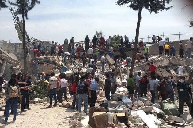 Schweres Erdbeben erschüttert Mexiko September 19, 2017 - EUM20170919NAC21.JPG.CIUDAD DE MEXICO EarthquakeSismo-CDMX.- Decenas de personas de la comunidad civil ayudan en las tareas de remocion de escombros en algunos edificios que se derrumbaron tras el sismo de este martes 19 de septiembre de 2017 en la Ciudad de Mexico. En la imagen, edificios en la delegacion Ãlvaro Obregon. Foto: Agencia EL UNIVERSALArmando MartinezEVZ  - ZUMAu78_ 20170919_zaf_u78_027 Copyright: xElxUniversalx