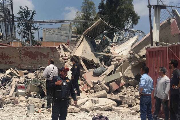 Schweres Erdbeben erschüttert Mexiko September 19, 2017 - EUM20170919NAC20.JPG.CIUDAD DE MEXICO EarthquakeSismo-CDMX.- Decenas de personas de la comunidad civil ayudan en las tareas de remocion de escombros en algunos edificios que se derrumbaron tras el sismo de este martes 19 de septiembre de 2017 en la Ciudad de Mexico. En la imagen, edificios en la delegacion Ãlvaro Obregon. Foto: Agencia EL UNIVERSALArmando MartinezEVZ  - ZUMAu78_ 20170919_zaf_u78_028 Copyright: xElxUniversalx