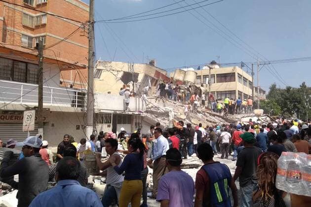 Schweres Erdbeben erschüttert Mexiko September 19, 2017 - EUM20170919NAC19.JPG.CIUDAD DE MEXICO EarthquakeSismo-CDMX.- Decenas de personas de la comunidad civil ayudan en las tareas de remocion de escombros en algunos edificios que se derrumbaron tras el sismo de este martes 19 de septiembre de 2017 en la Ciudad de Mexico. En la imagen, edificios en la delegacion Ãlvaro Obregon. Foto: Agencia EL UNIVERSALArmando MartinezEVZ  - ZUMAu78_ 20170919_zaf_u78_029 Copyright: xElxUniversalx