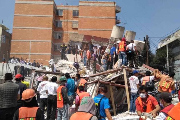 Schweres Erdbeben erschüttert Mexiko September 19, 2017 - EUM20170919NAC22.JPG.CIUDAD DE MEXICO EarthquakeSismo-CDMX.- Decenas de personas de la comunidad civil ayudan en las tareas de remocion de escombros en algunos edificios que se derrumbaron tras el sismo de este martes 19 de septiembre de 2017 en la Ciudad de Mexico. En la imagen, edificios en la delegacion Ãlvaro Obregon. Foto: Agencia EL UNIVERSALArmando MartinezEVZ  - ZUMAu78_ 20170919_zaf_u78_030 Copyright: xElxUniversalx