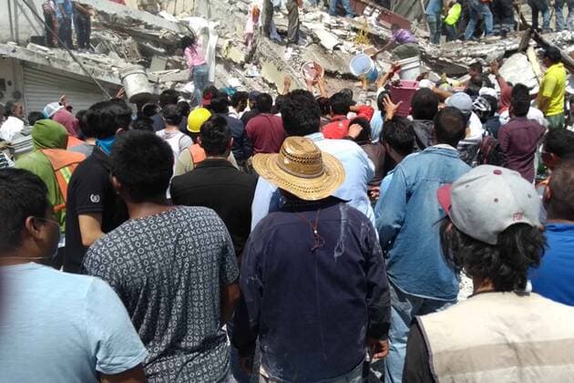 Schweres Erdbeben erschüttert Mexiko September 19, 2017 - EUM20170919NAC18.JPG.CIUDAD DE MEXICO EarthquakeSismo-CDMX.- Decenas de personas de la comunidad civil ayudan en las tareas de remocion de escombros en algunos edificios que se derrumbaron tras el sismo de este martes 19 de septiembre de 2017 en la Ciudad de Mexico. En la imagen, edificios en la delegacion Ãlvaro Obregon. Foto: Agencia EL UNIVERSALArmando MartinezEVZ  - ZUMAu78_ 20170919_zaf_u78_031 Copyright: xElxUniversalx