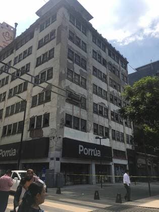 Schweres Erdbeben erschüttert Mexiko September 19, 2017 - EUM20170919NAC23.JPG.CIUDAD DE MEXICO EarthquakeSismo-CDMX.- Tras el sismo que sacudio a la Ciudad de Mexico este martes, 19 de septiembre de 2017, edificios en distintos puntos de esta capital colapsaron y otros mas presentaron danos en diversos grados. En la imagen, un edificio en el Centro Historico de esta capital. Foto: Agencia EL UNIVERSALEnrique VegaEVZ  - ZUMAu78_ 20170919_zaf_u78_032 Copyright: xElxUniversalx