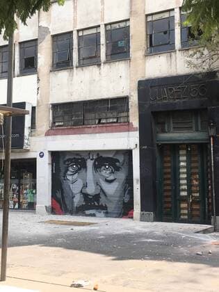 Schweres Erdbeben erschüttert Mexiko September 19, 2017 - EUM20170919NAC24.JPG.CIUDAD DE MEXICO EarthquakeSismo-CDMX.- Tras el sismo que sacudio a la Ciudad de Mexico este martes, 19 de septiembre de 2017, edificios en distintos puntos de esta capital colapsaron y otros mas presentaron danos en diversos grados. En la imagen, un edificio en el Centro Historico de esta capital. Foto: Agencia EL UNIVERSALEnrique VegaEVZ  - ZUMAu78_ 20170919_zaf_u78_033 Copyright: xElxUniversalx
